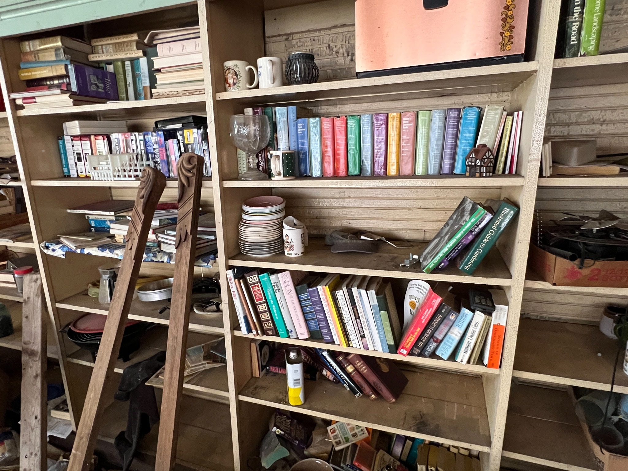 Books and household objects on the store shelves.